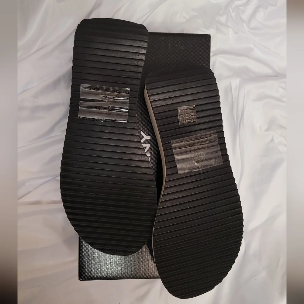 DKNY Maeryn Platform Semi Glaze Thong Sandal Black White 7.5M MSRP $110 NIB New